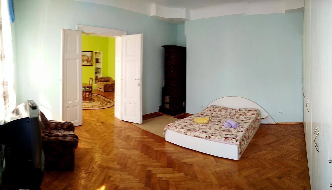 Apartments On Valova 25 Lviv Exteriör bild